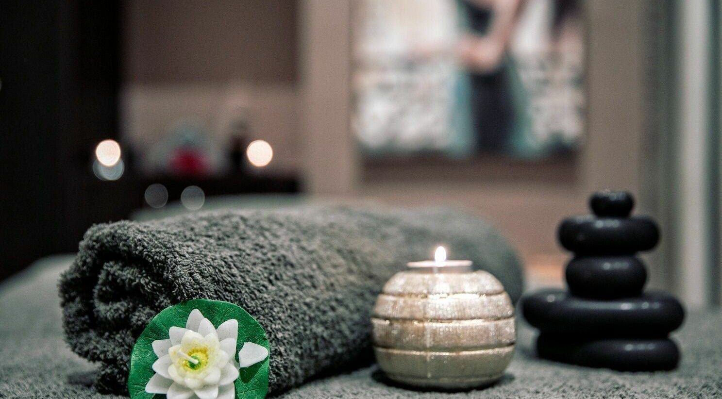 Πετσέτες, κερί και θερμές πέτρες στον χώρο massage